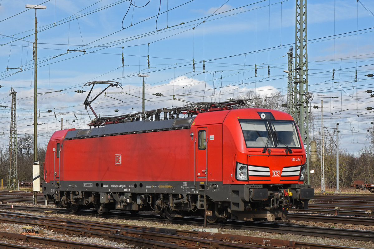 Siemens Vectron 193 324-1 durchfährt solo den badischen Bahnhof. Die Aufnahme stammt vom 20.02.2020.