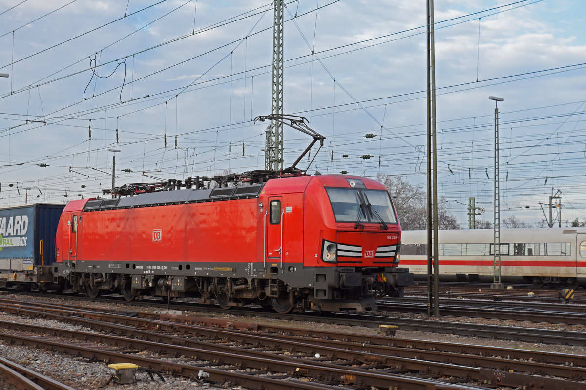 Siemens Vectron 193 330-8 durchfährt den badischen Bahnhof. Die Aufnahme stammt vom 19.12.2019.