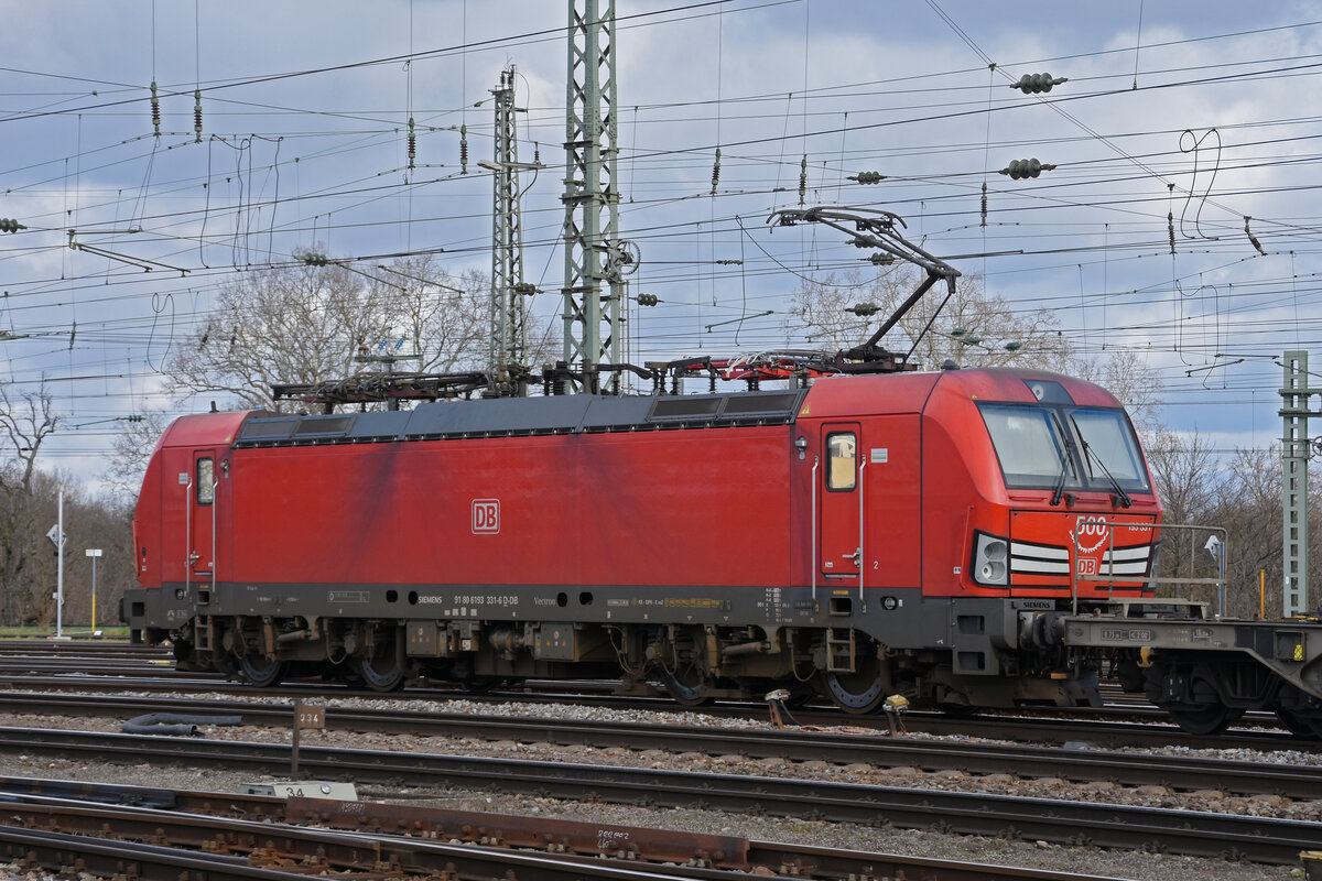 Siemens Vectron 193 331-6 der DB durchfährt den badischen Bahnhof. Die Aufnahme stammt vom 25.02.2022.