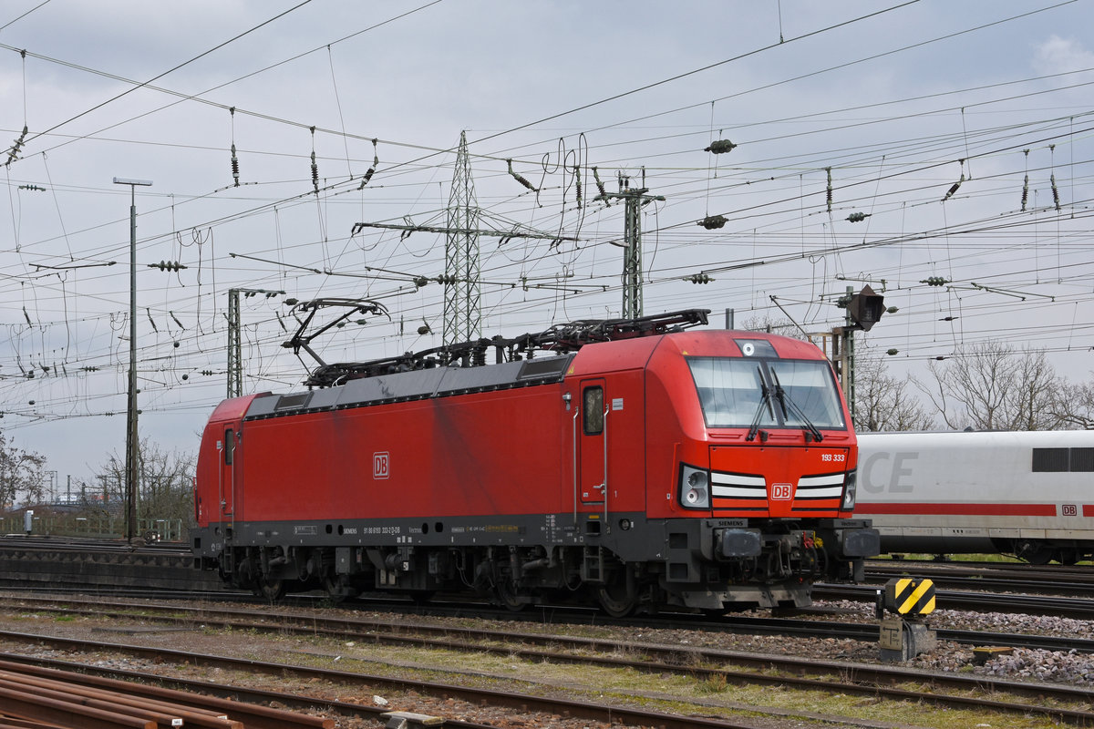 Siemens Vectron 193 333-2 der DB durchfährt solo den badischen Bahnhof. Die Aufnahme stammt vom 19.03.2021.