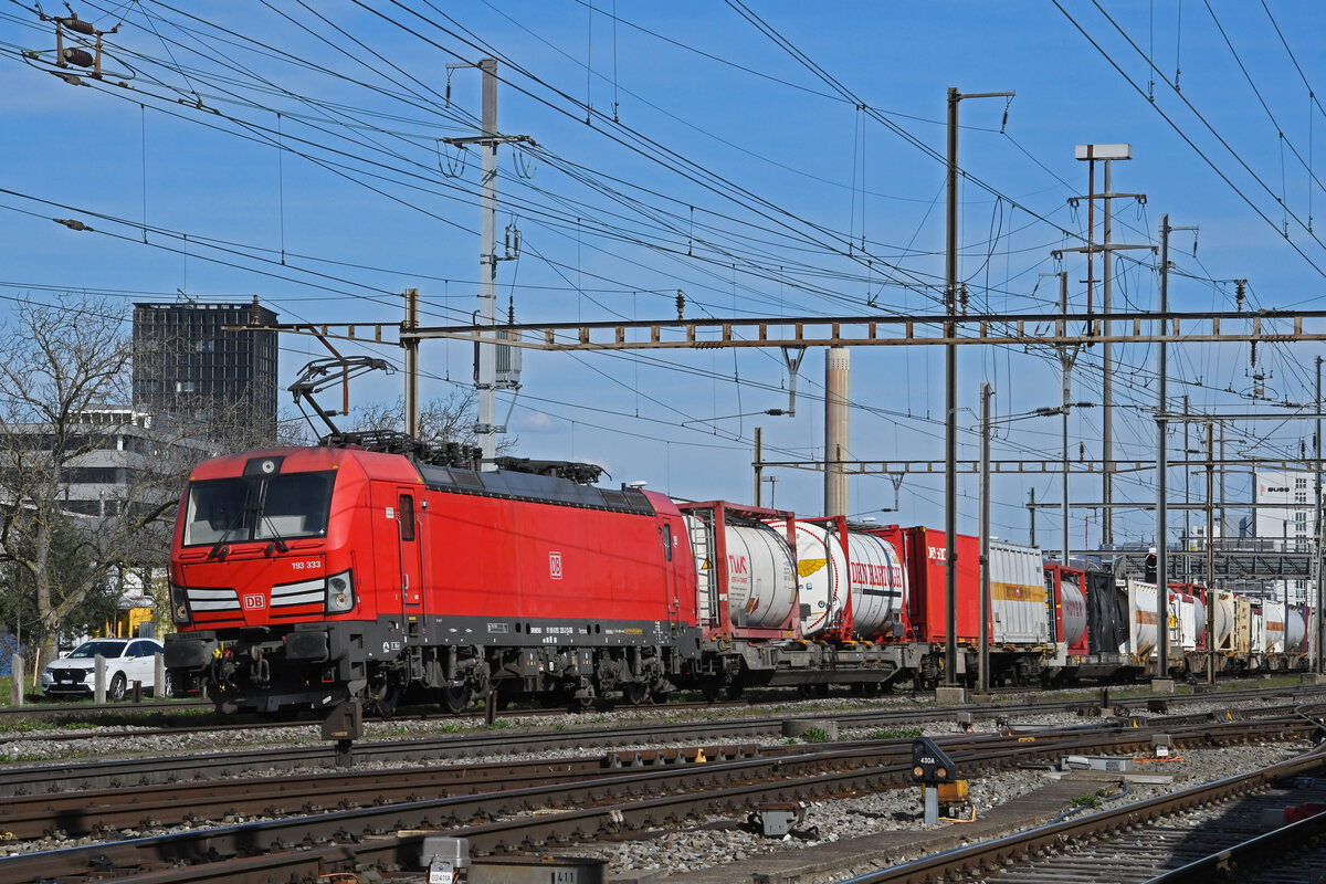 Siemens Vectron 193 333-2 der DB durchfährt am 22.03.2023 den Bahnhof Pratteln.