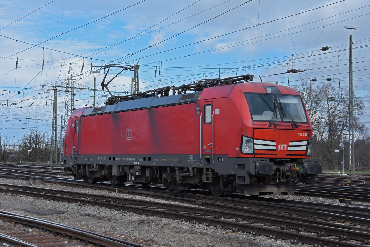Siemens Vectron 193 336-5 der DB durchfährt solo den badischen Bahnhof. Die Aufnahme stammt vom 17.02.2022.