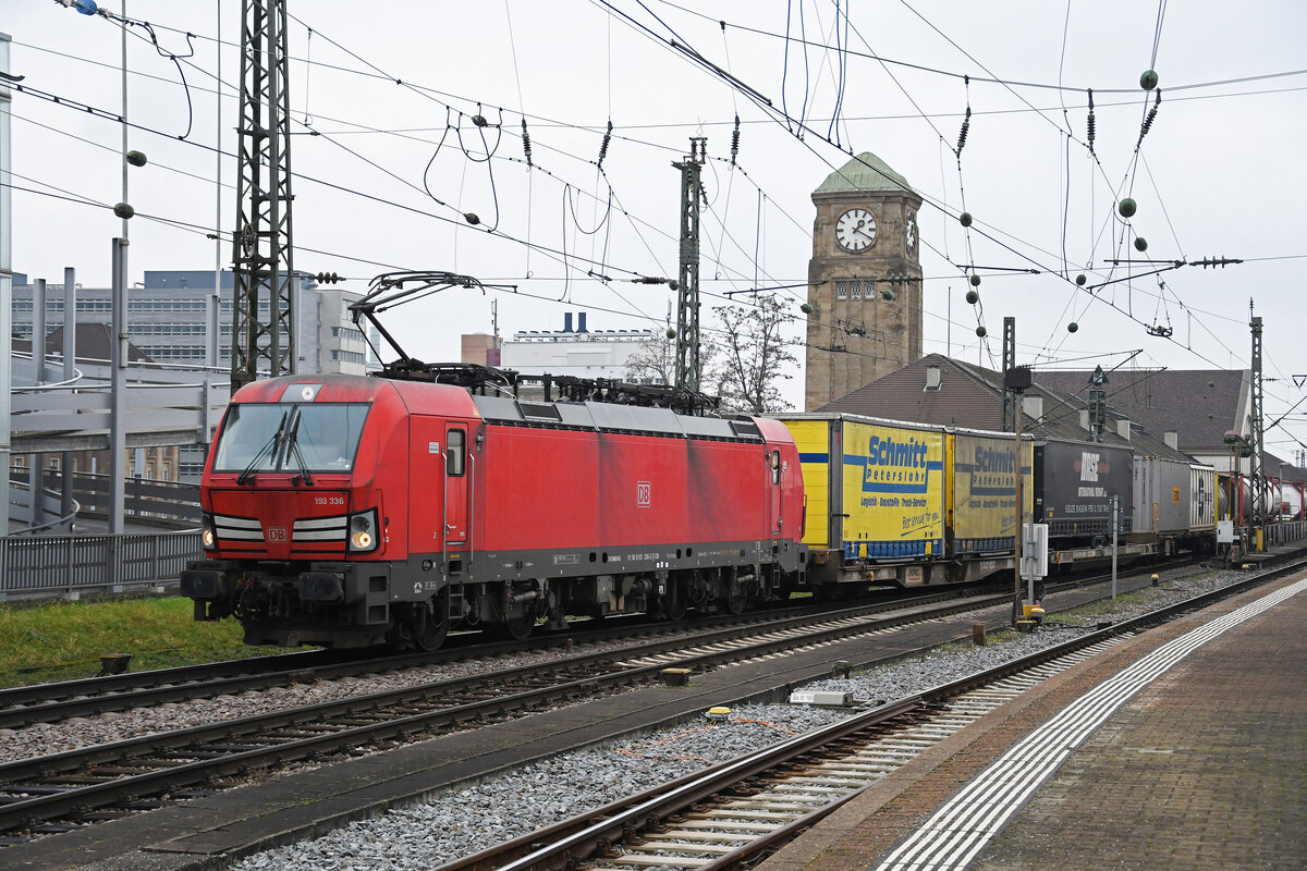 Siemens Vectron 193 336-5 der DB durchfährt am 25.01.2023 den badischen Bahnhof.