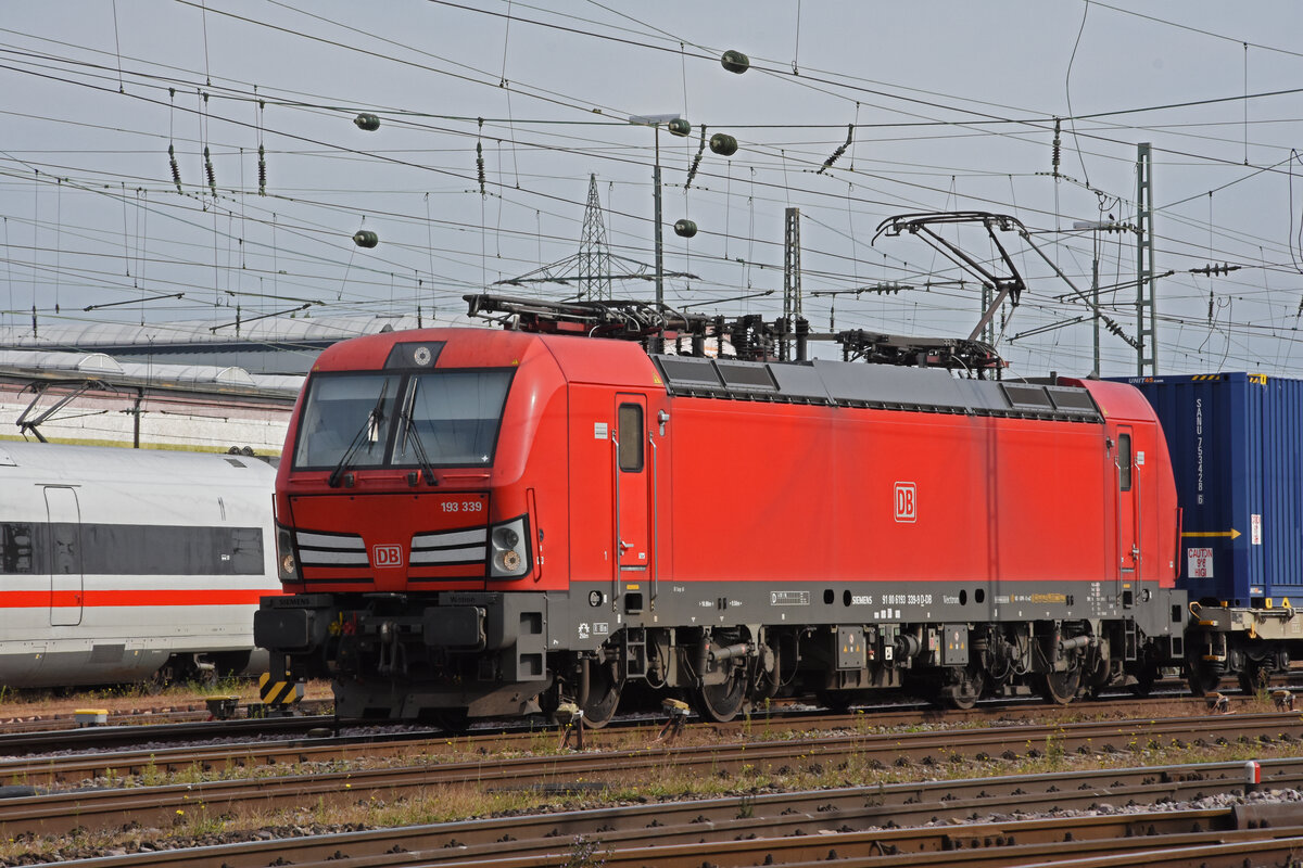 Siemens Vectron 193 339-9 der DB durchfährt den badischen Bahnhof. Die Aufnahme stammt vom 22.09.2021.