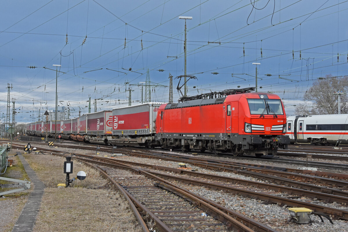 Siemens Vectron 193 339-9 durchfährt den badischen Bahnhof. Die Aufnahme stammt vom 29.01.2022.