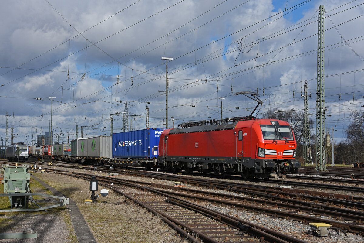 Siemens Vectron 193 340-7 der DB durchfährt den badischen Bahnhof. Die Aufnahme stammt vom 25.02.2022.