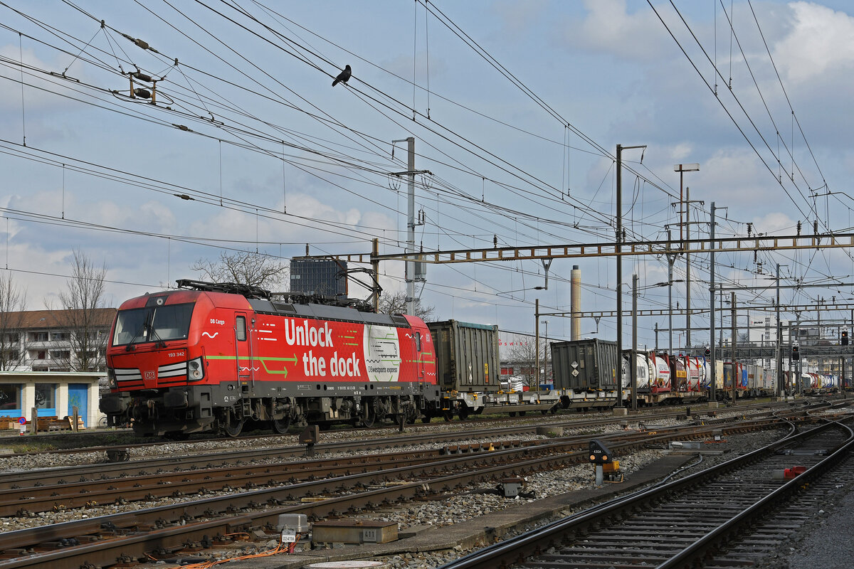 Siemens Vectron 193 342-3 der DB durchfährt am 23.02.2023 den Bahnhof Pratteln.
