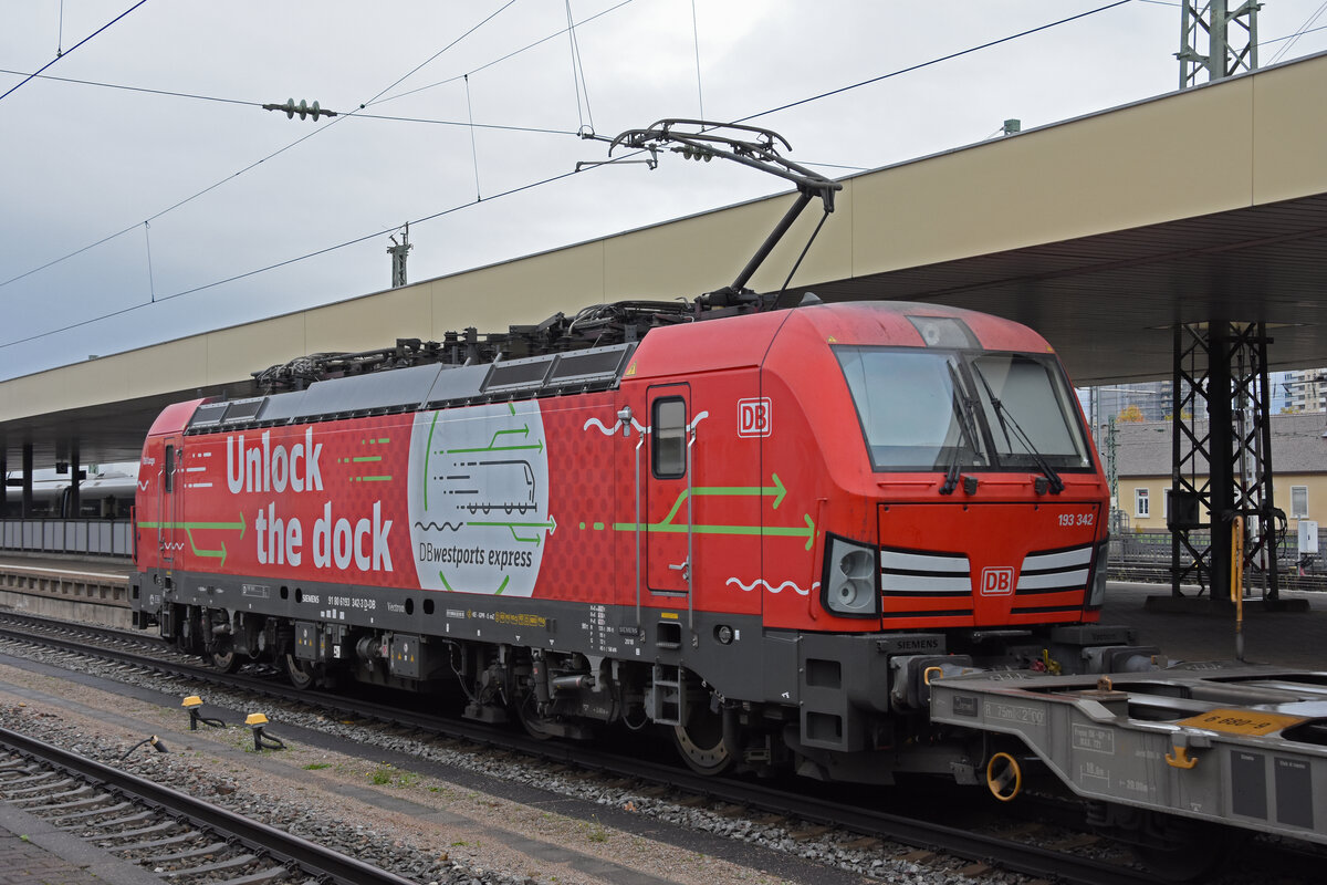 Siemens Vectron 193 342-3 durchfährt am 25.11.2022 den badischen Bahnhof.