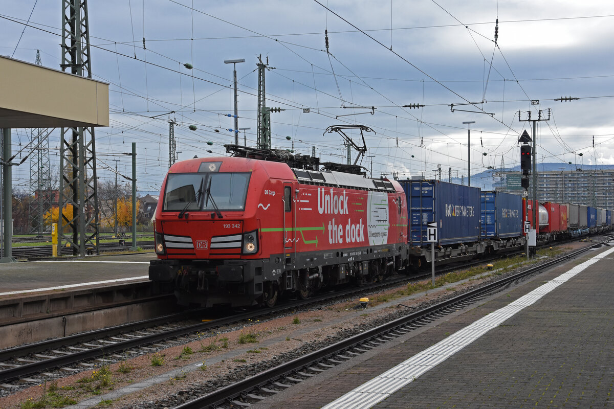 Siemens Vectron 193 342-3 durchfährt am 25.11.2022 den badischen Bahnhof.