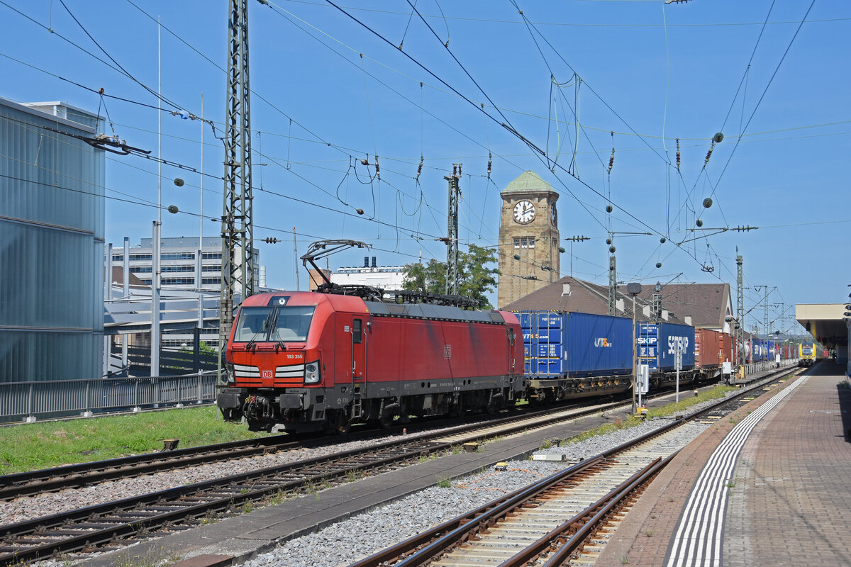 Siemens Vectron 193 355-5 der DB durchfährt den badischen Bahnhof. Die Aufnahme stammt vom 18.07.2022.