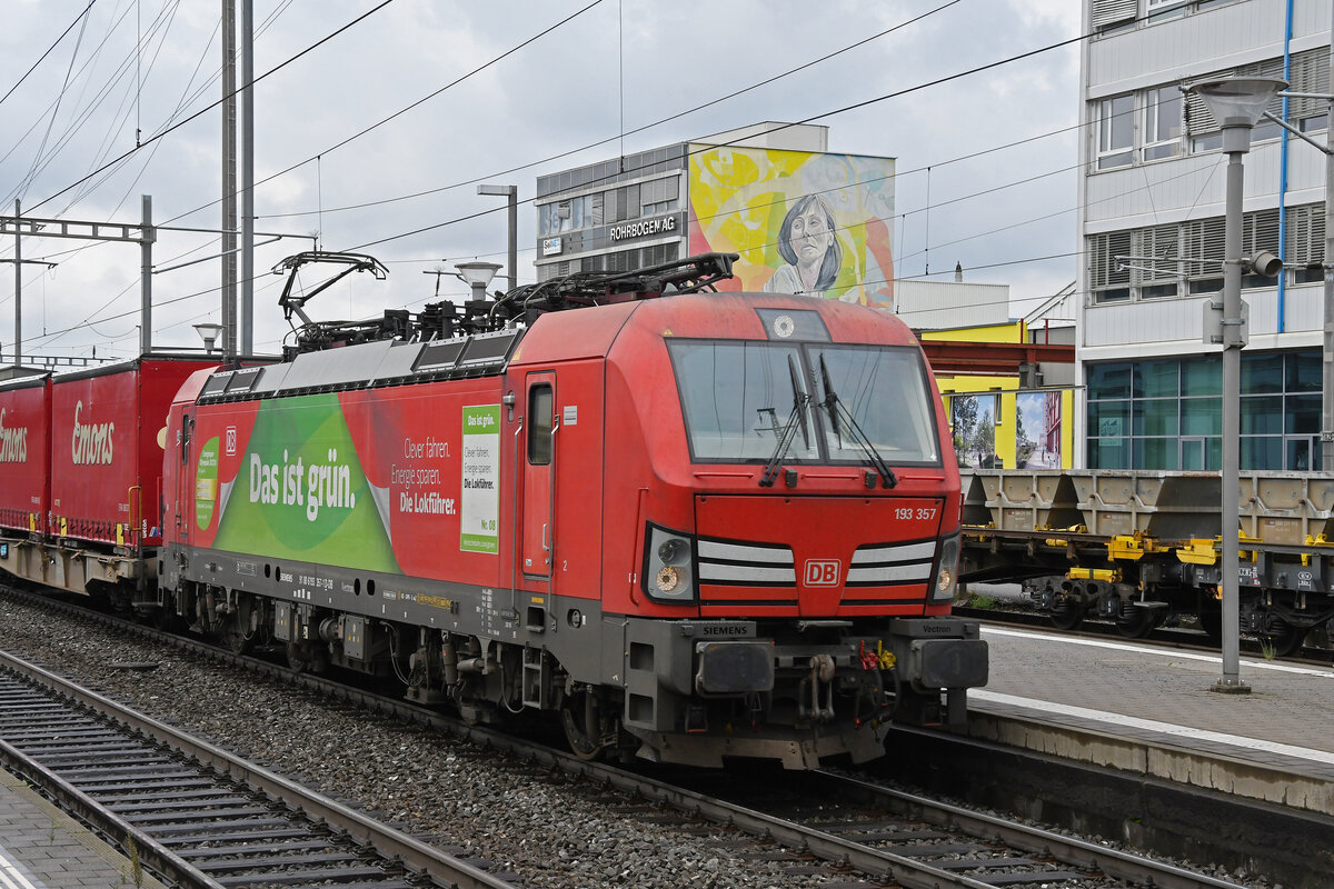 Siemens Vectron 193 357-1 der DB durchfährt am 29.08.2023 den Bahnhof Pratteln.