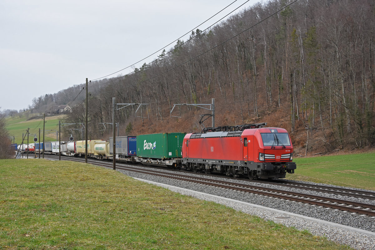 Siemens Vectron 193 358-9 der DB fährt Richtung Bahnhof Tecknau. Die Aufnahme stammt vom 26.02.2021.