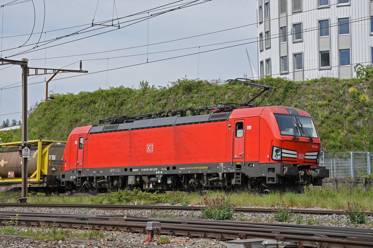 Siemens Vectron 193 359-7 der DB durchfährt den Bahnhof Pratteln. Die Aufnahme stammt vom 29.04.2022.