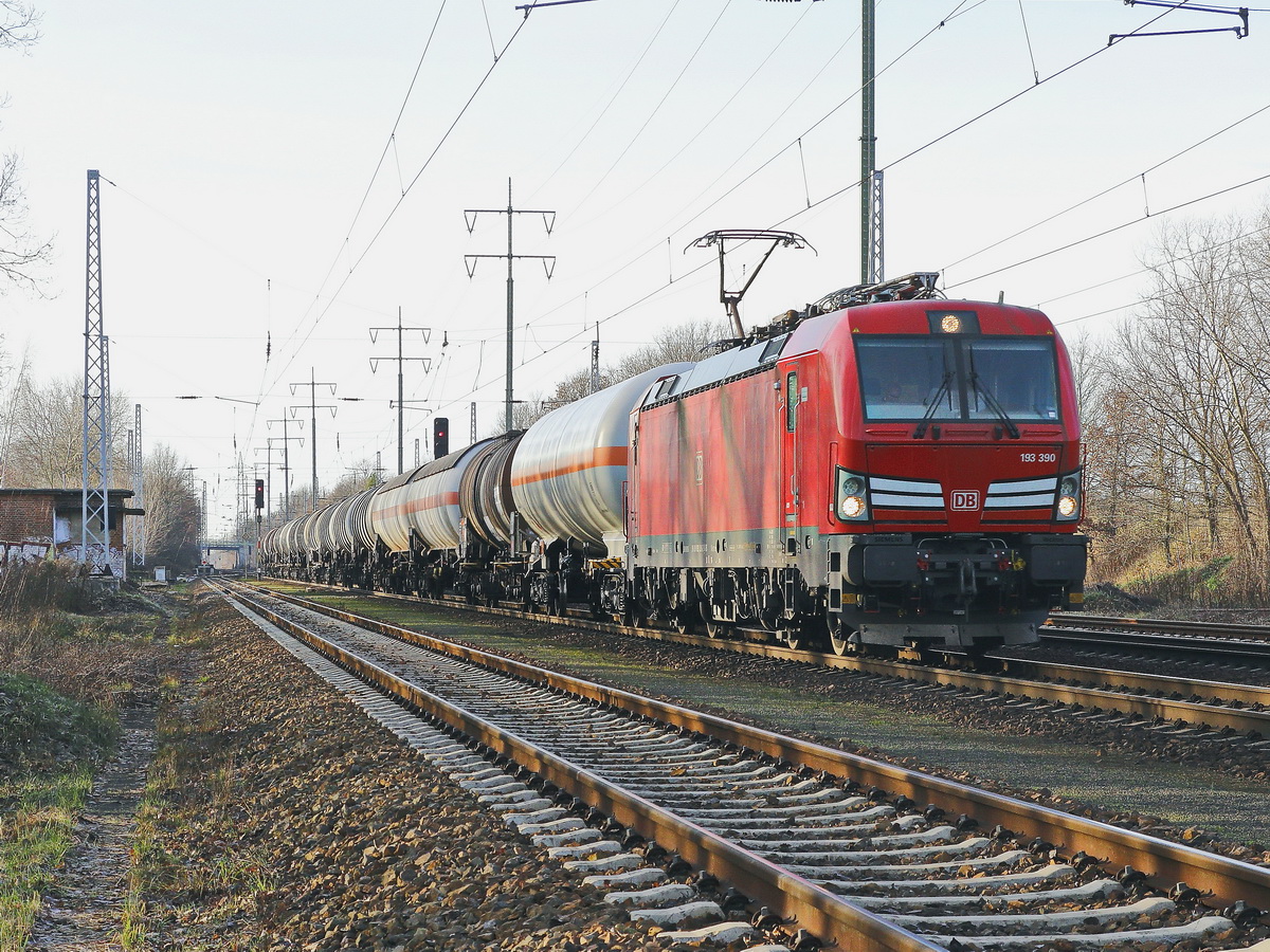 Siemens Vectron 193 390 der DB Cargo AG bei Diedersdorf am 29. Dezember 2019 mit einem Kesselzug.