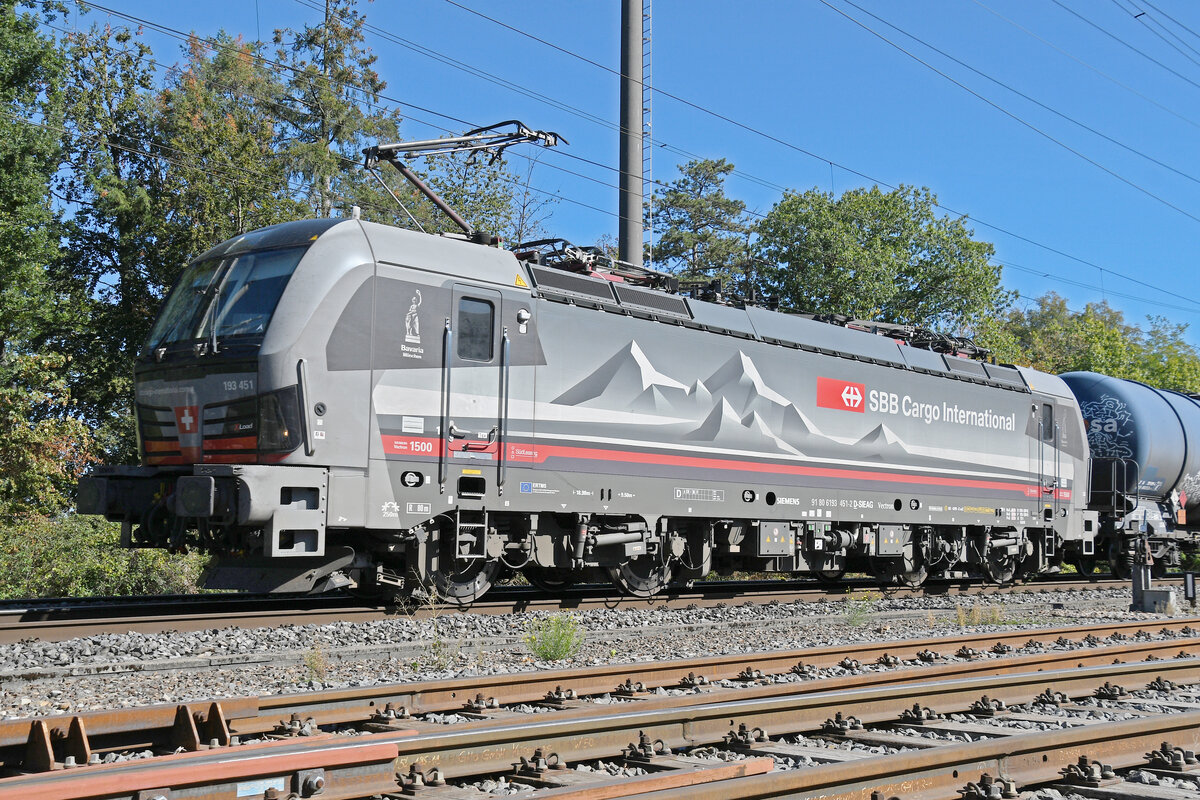 Siemens Vectron 193 451-2 f�hrt am 23.09.2026 Richtung Bahnhof Kaiseraugst.