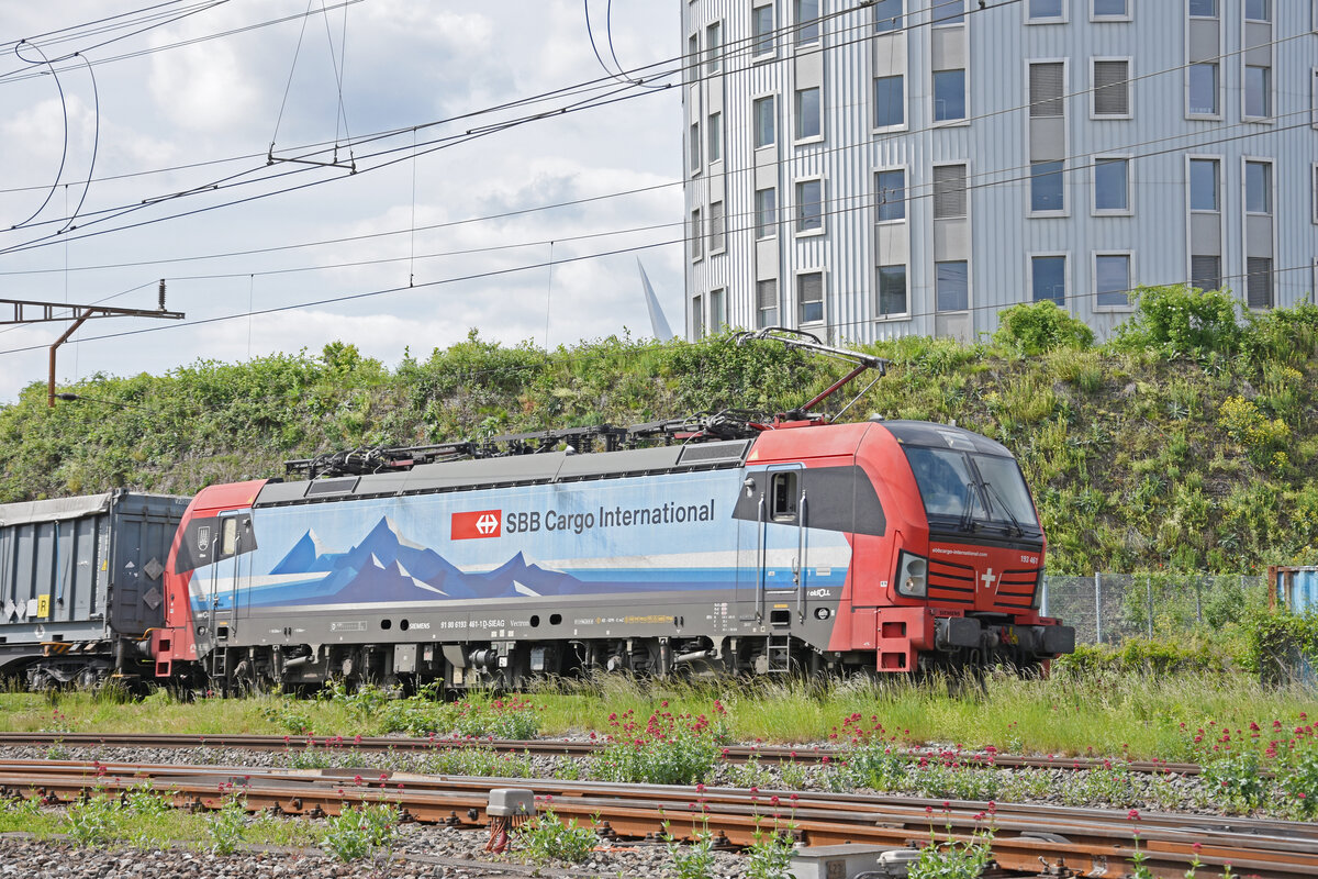 Siemens Vectron 193 461-1 durchfährt am 17.05.2023 den Bahnhof Pratteln.