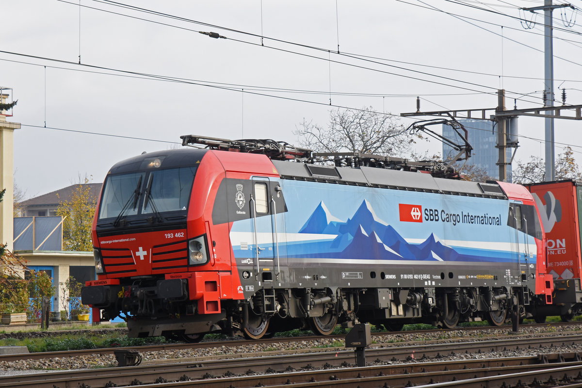 Siemens Vectron 193 462-9 durchfährt den Bahnhof Pratteln. Die Aufnahme stammt vom 09.11.2018.