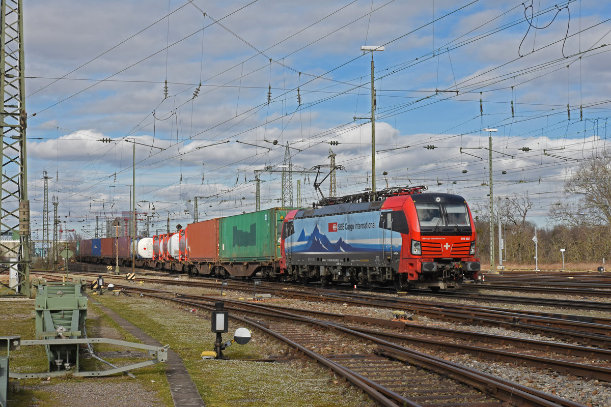 Siemens Vectron 193 462-9 durchfährt den badischen Bahnhof. Die Aufnahme stammt vom 20.02.2020.