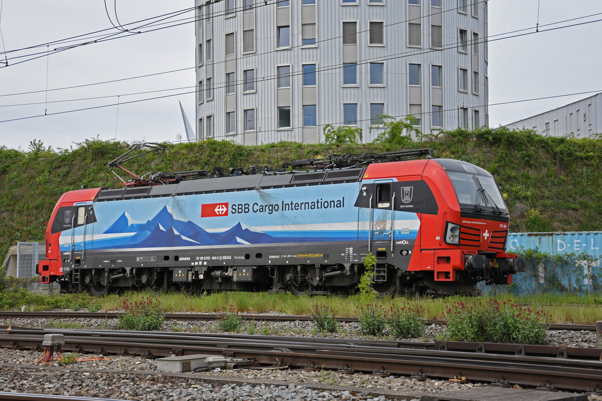 Siemens Vectron 193 464-5 durchfährt solo den Bahnhof Pratteln. Die Aufnahme stammt vom 29.04.2022.