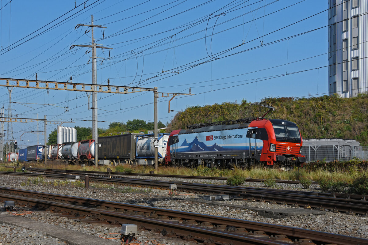Siemens Vectron 193 465-2 durchfährt den Bahnhof Pratteln. Die Aufnahme stammt vom 04.09.2021.