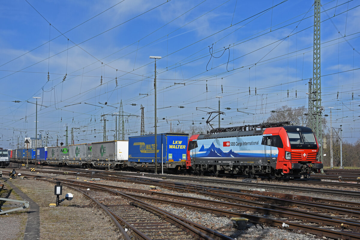 Siemens Vectron 193 467-8 durchfährt den badischen Bahnhof. Die Aufnahme stammt vom 01.03.2022.