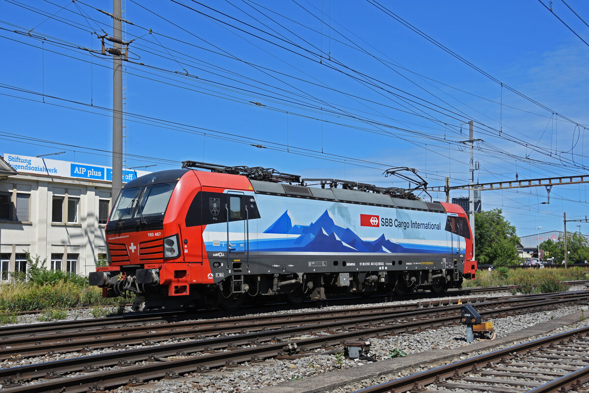Siemens Vectron 193 467-8 durchfährt solo den Bahnhof Pratteln. Die Aufnahme stammt vom 13.07.2022.