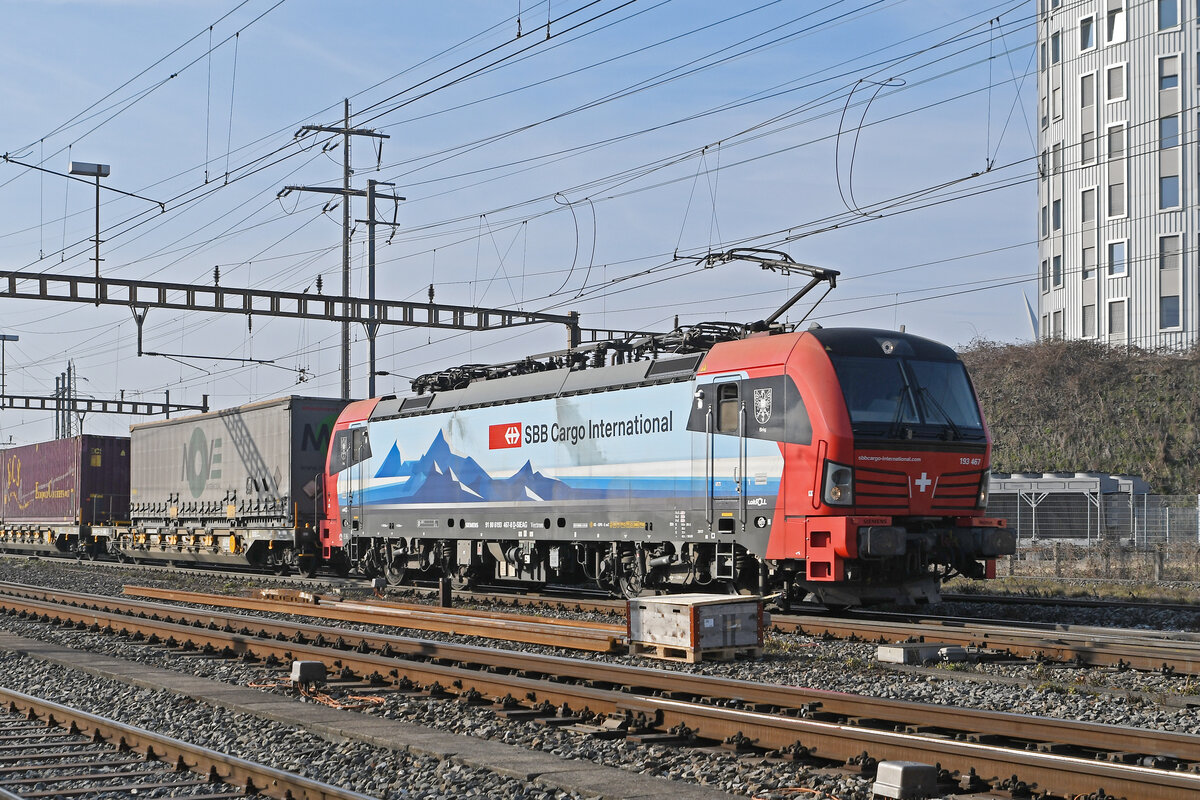 Siemens Vectron 193 467-8 durchfährt am 20.02.2025 den Bahnhof Pratteln.