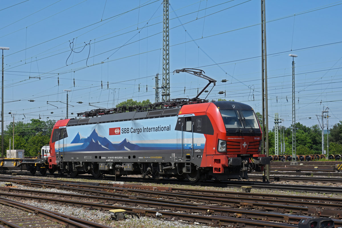 Siemens Vectron 193 468-6 durchfährt den badischen Bahnhof. Die Aufnahme stammt vom 18.05.2020.