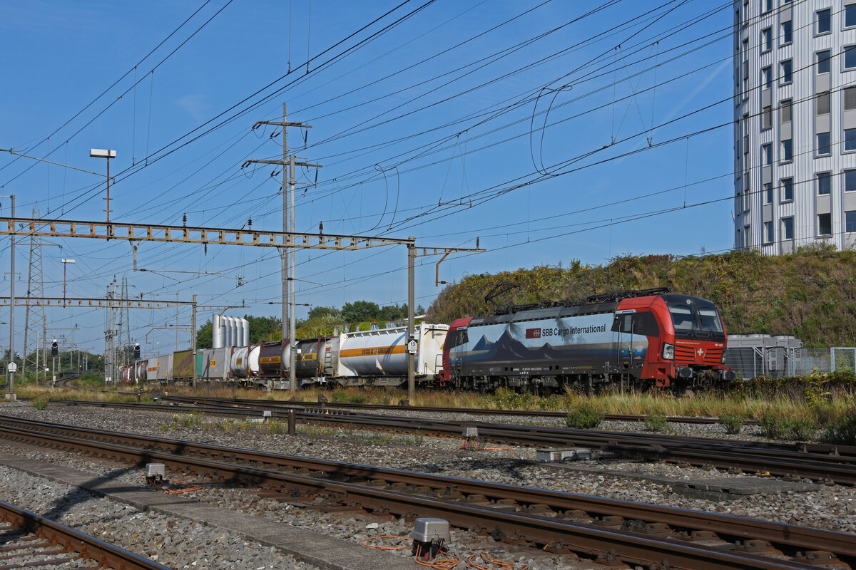 Siemens Vectron 193 469-4 durchfährt solo den Bahnhof Pratteln. Die Aufnahme stammt vom 08.09.2021.