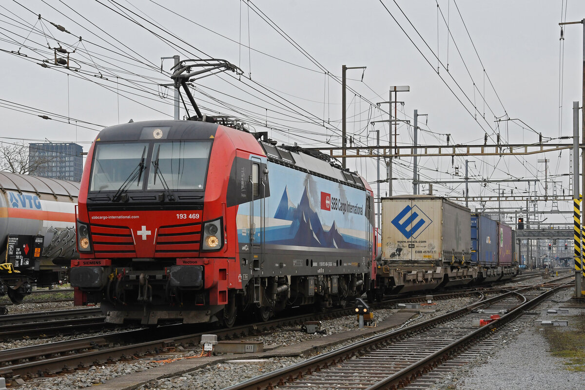 Siemens Vectron 193 469-4 durchfährt am 22.02.2023 den Bahnhof Pratteln.
