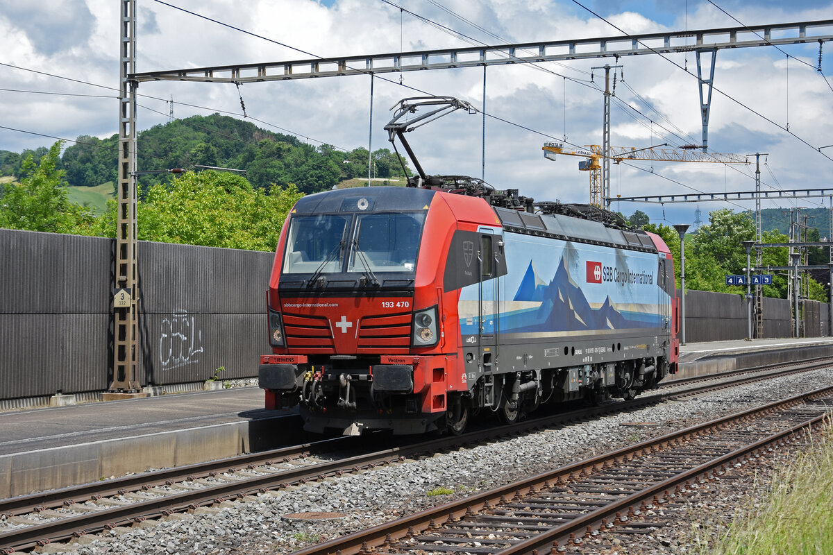Siemens Vectron 193 470-2 durchfährt den Bahnhof Gelterkinden. Die Aufnahme stammt vom 29.05.2022.