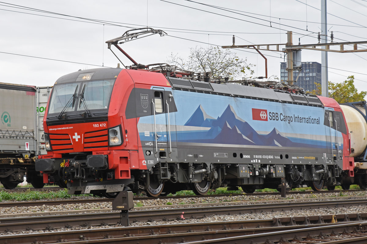 Siemens Vectron 193 472-8 durchfährt den Bahnhof Pratteln. Die Aufnahme stammt vom 24.10.2018.