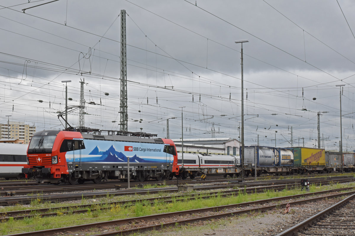 Siemens Vectron 193 472-8 durchfährt den badischen Bahnhof. Die Aufnahme stammt vom 02.07.2020.