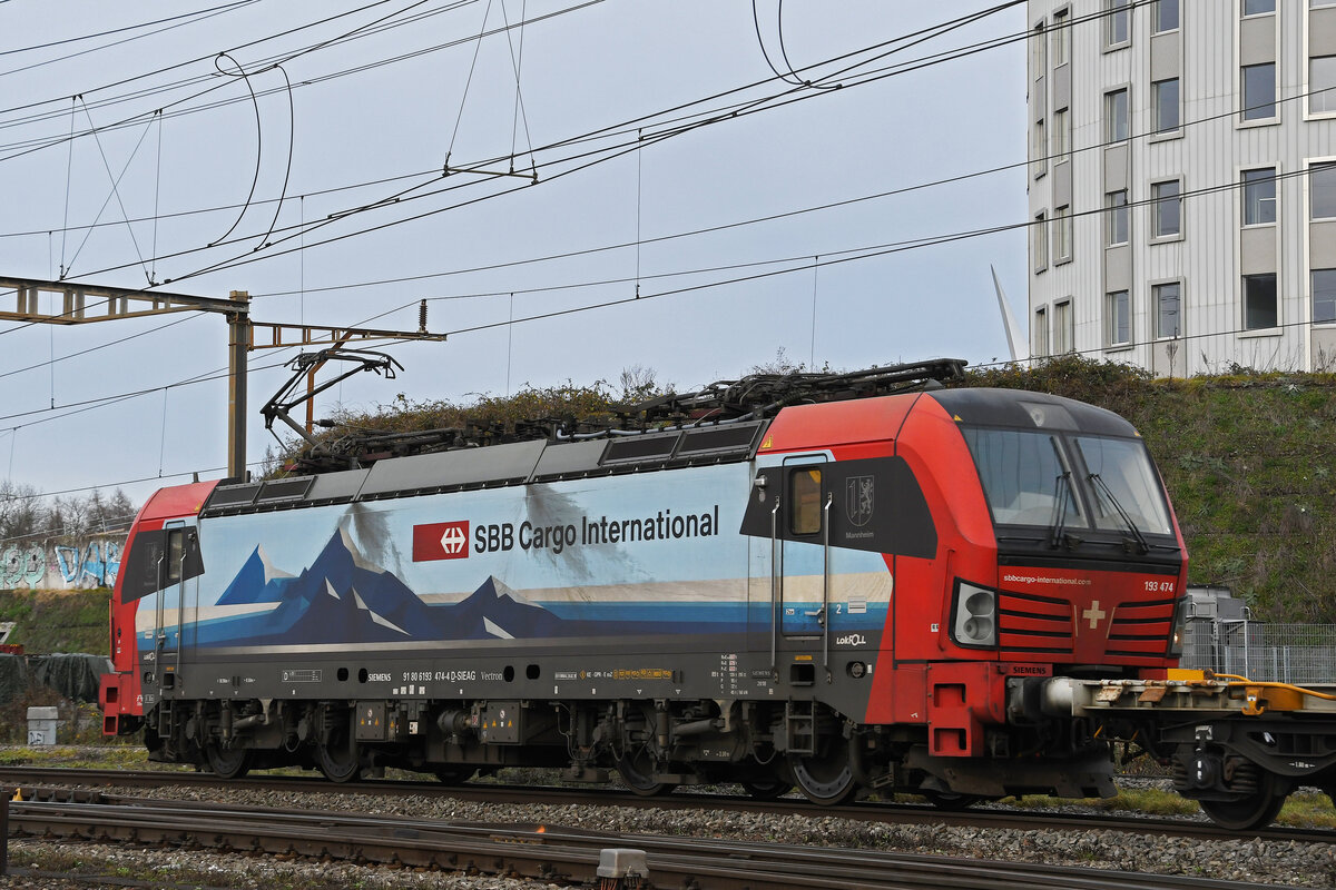 Siemens Vectron 193 474-4 durchfährt am 30.12.2022 den Bahnhof Pratteln.