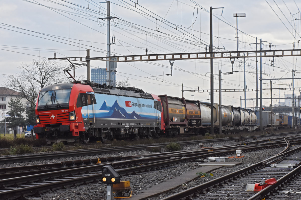 Siemens Vectron 193 476-9 durchfährt den Bahnhof Pratteln. Die Aufnahme stammt vom 16.12.2020.