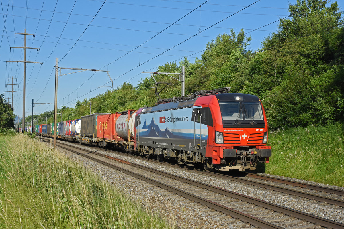 Siemens Vectron 193 476-9 fährt Richtung Bahnhof Kaiseraugst. Die Aufnahme stammt vom 12.06.2020.