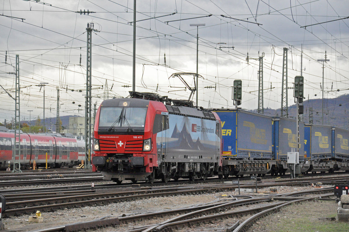 Siemens Vectron 193 477-7 durchfährt den badischen Bahnhof. Die Aufnahme stammt vom 06.11.2019.