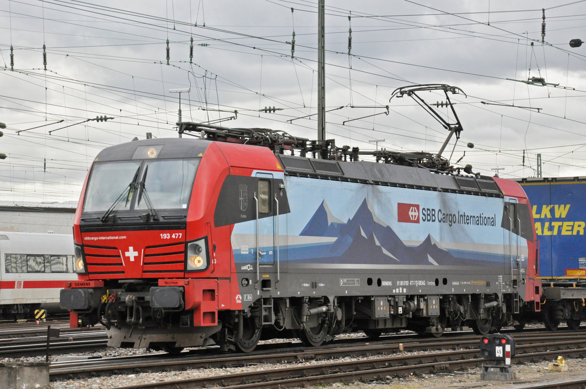 Siemens Vectron 193 477-7 durchfährt den badischen Bahnhof. Die Aufnahme stammt vom 06.11.2019.