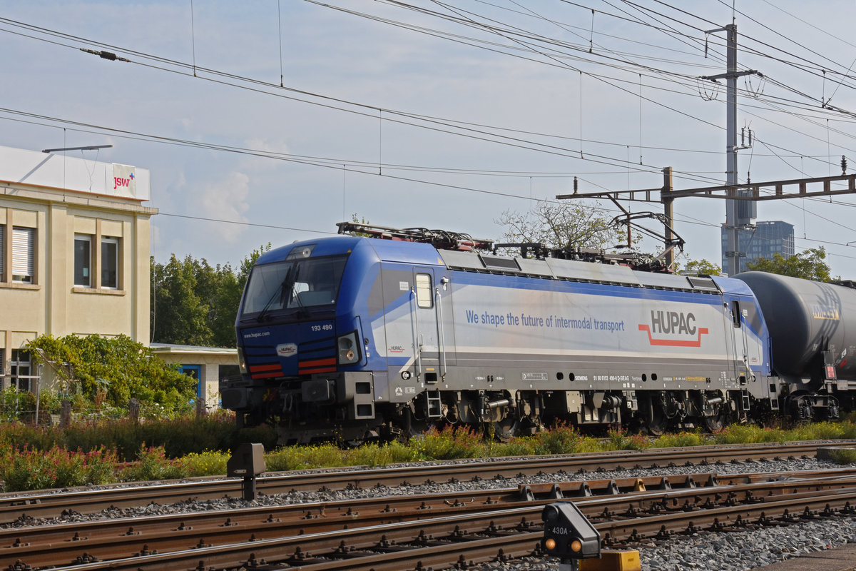 Siemens Vectron 193 490-0 durchfährt den Bahnhof Pratteln. Die Aufnahme stammt vom 16.09.2020.