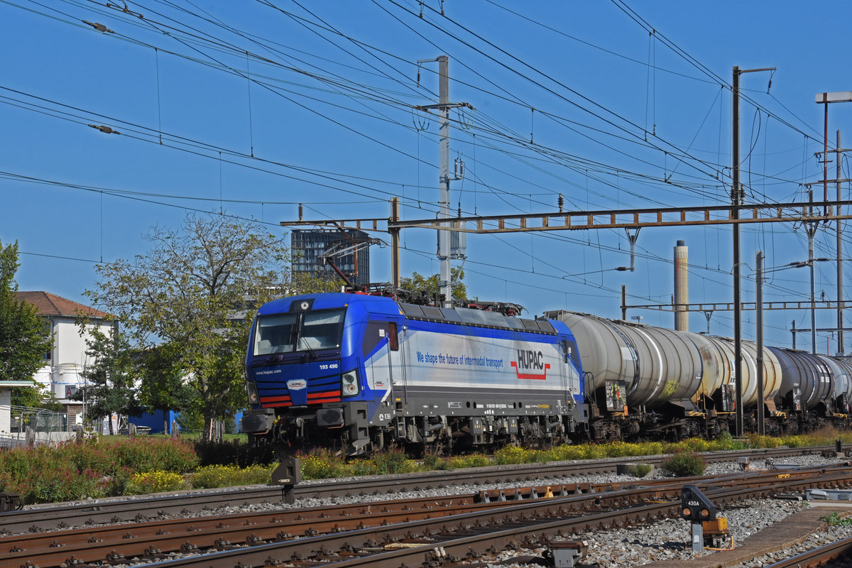 Siemens Vectron 193 490-0 durchfährt den Bahnhof Pratteln. Die Aufnahme stammt vom 30.09.2020.