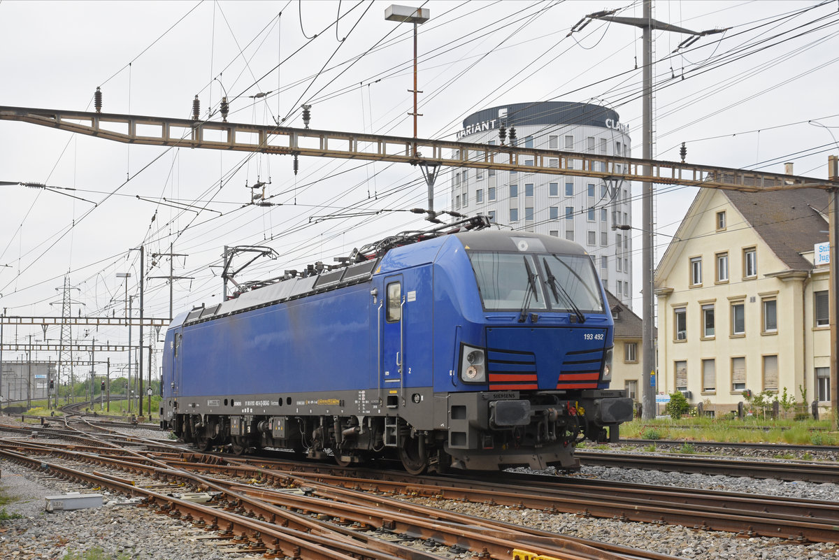 Siemens Vectron 193 492-6 durchfährt solo den Bahnhof Pratteln. Die Aufnahme stammt vom 21.04.2020.
