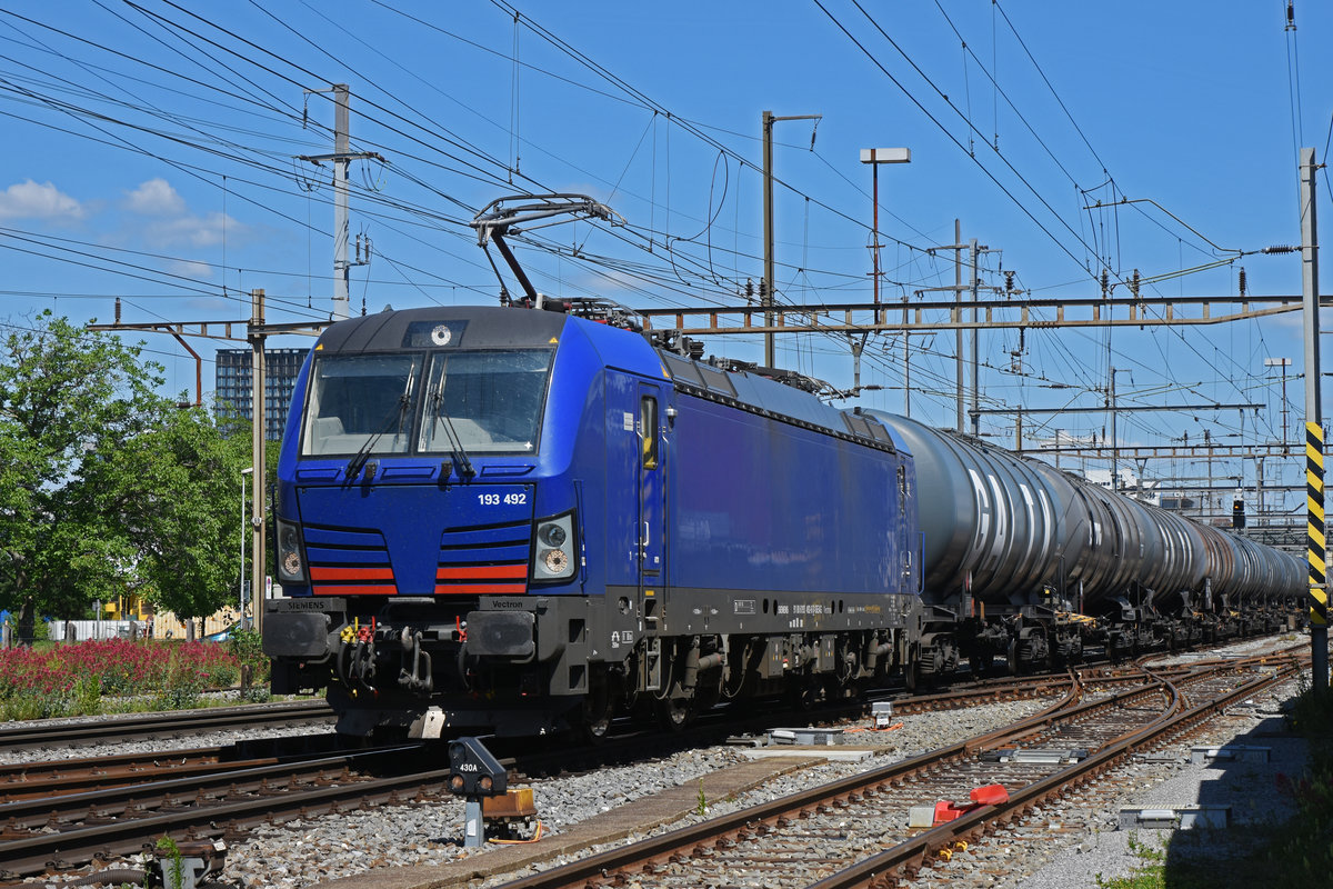 Siemens Vectron 193 492-6 durchfährt den Bahnhof Pratteln. Die Aufnahme stammt vom 29.05.2020.