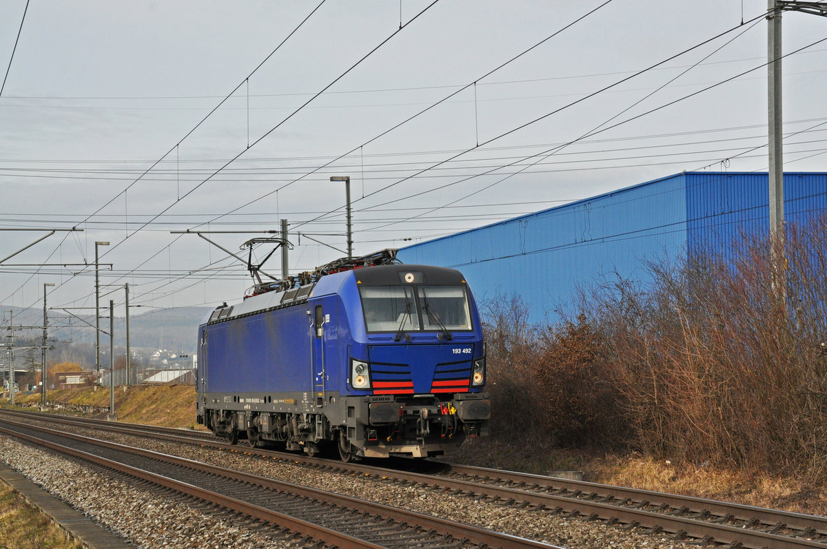Siemens Vectron 193 492-6 fährt Richtung Bahnhof Itingen. Die Aufnahme stammt vom 27.01.2020.
