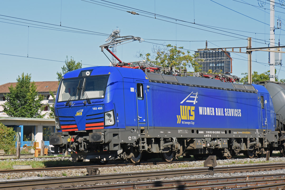Siemens Vectron 193 493-4 der WRS durchfährt den Bahnhof Pratteln. Die Aufnahme stammt vom 12.09.2019.