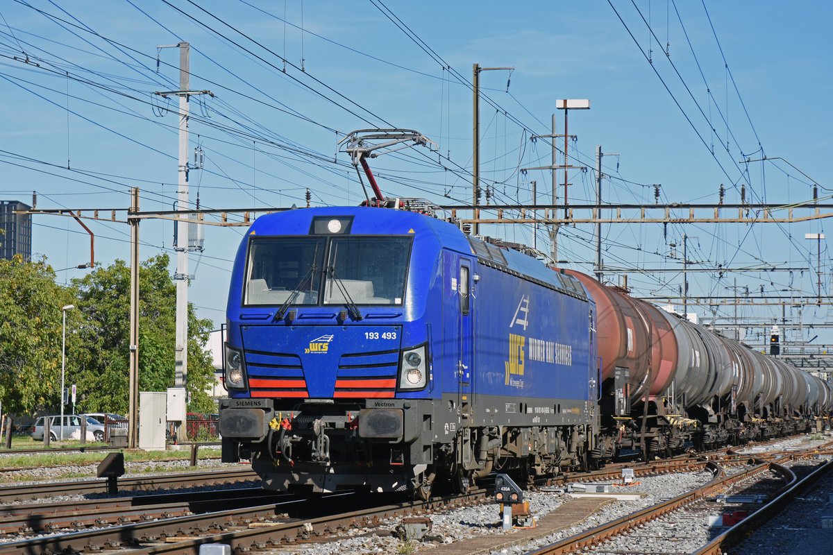Siemens Vectron 193 493-4 der WRS durchfährt den Bahnhof Pratteln. Die Aufnahme stammt vom 13.09.2019.