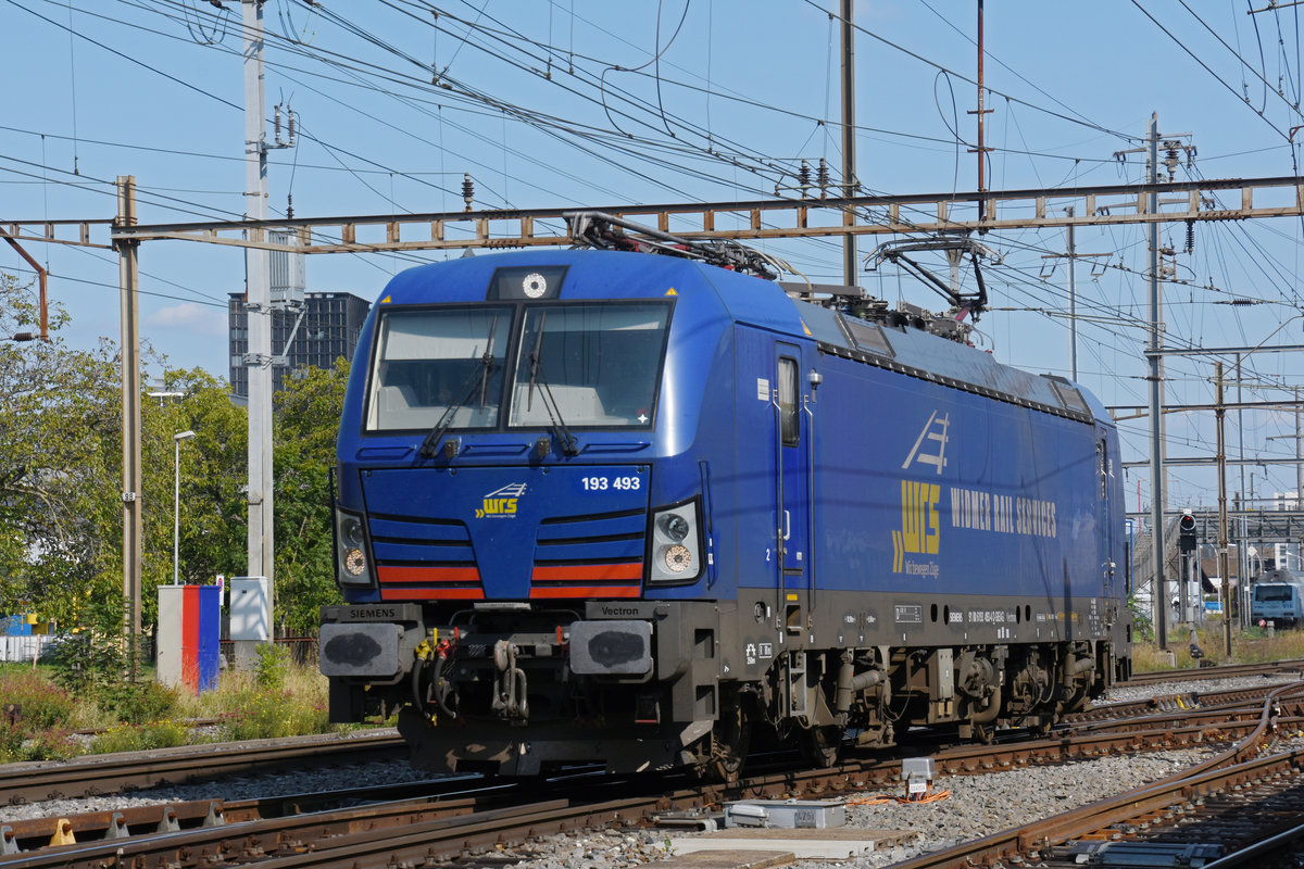 Siemens Vectron 193 493-4 der WRS durchfährt den badischen Bahnhof. Die Aufnahme stammt vom 12.09.2020.