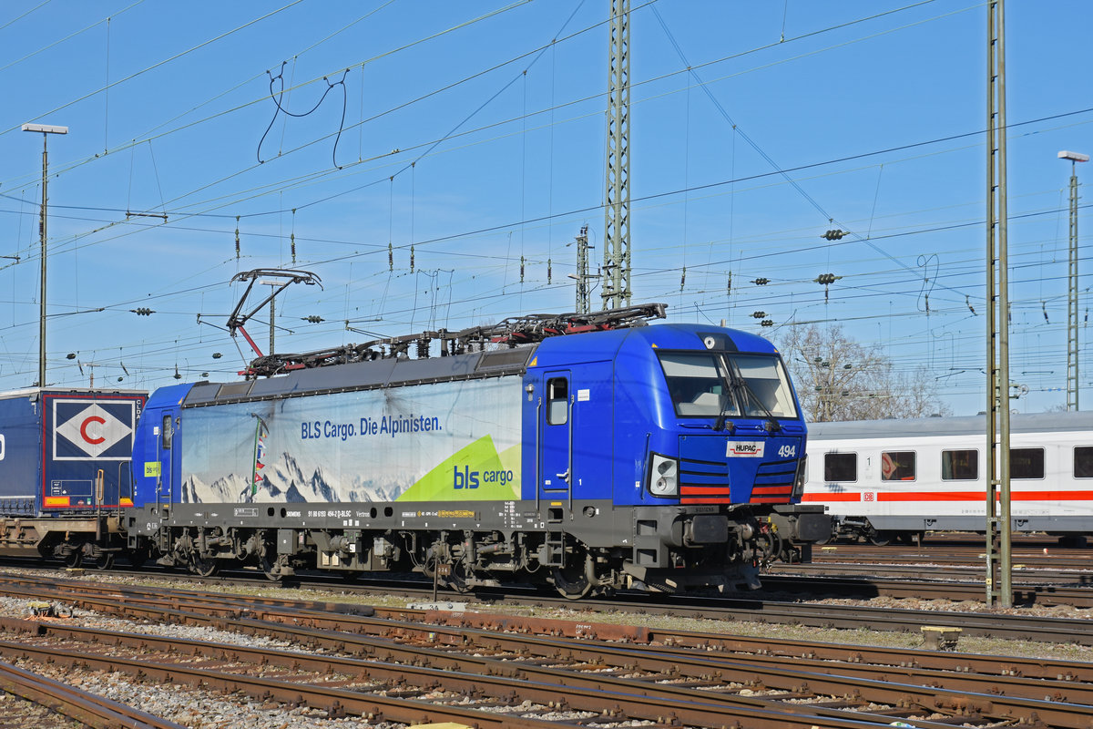 Siemens Vectron 193 494-2 durchfährt den badischen Bahnhof. Die Aufnahme stammt vom 28.02.2020.