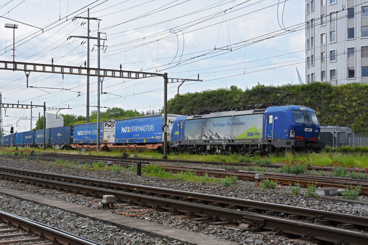 Siemens Vectron 193 494-2 durchfährt am 17.05.2023 den Bahnhof Pratteln.