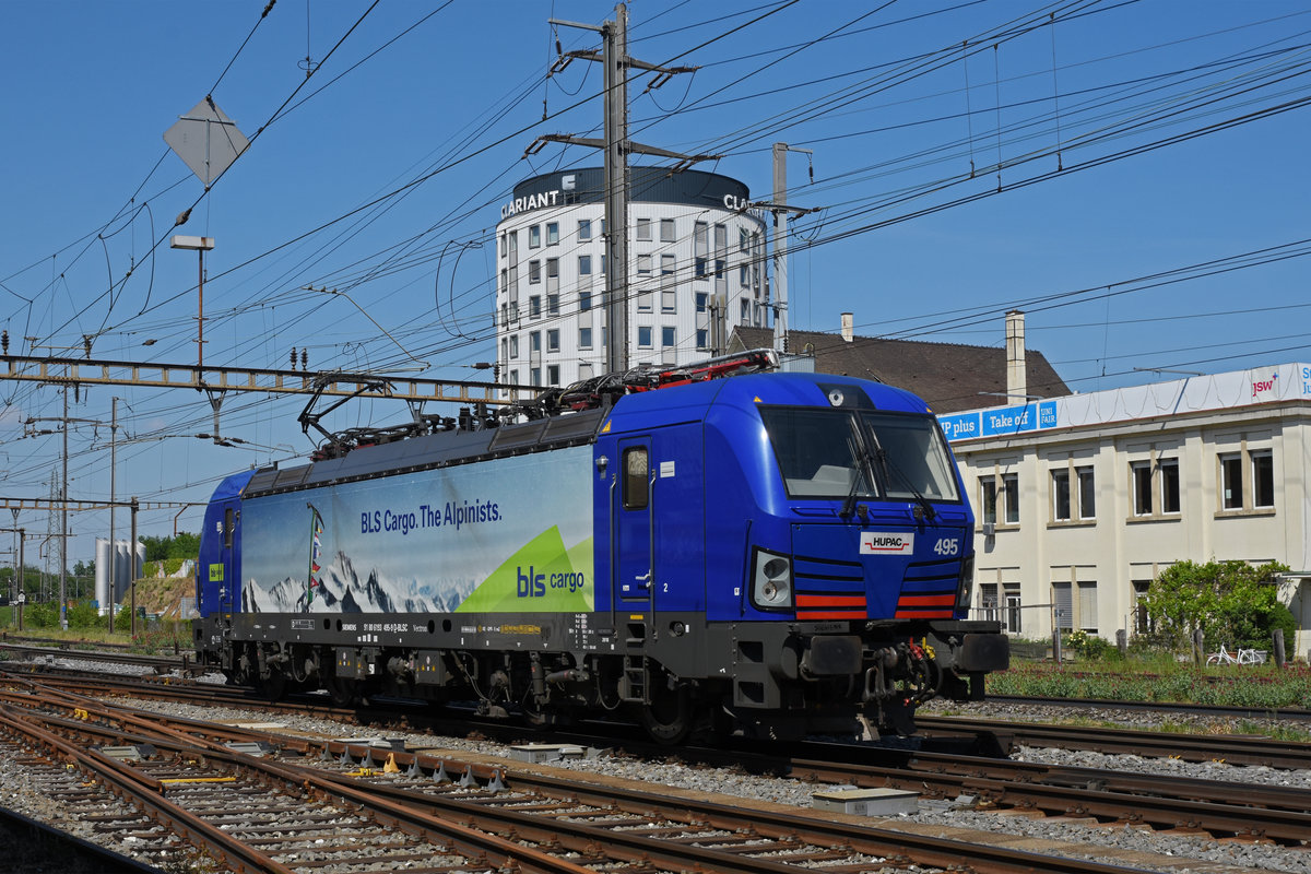 Siemens Vectron 193 495-9 durchfährt solo den Bahnhof Pratteln. Die Aufnahme stammt vom 27.04.2020.