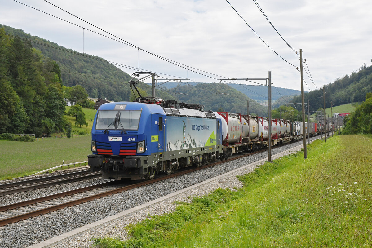 Siemens Vectron 193 495-9 fährt am 27.07.2023 Richtung Bahnhof Gelterkinden.